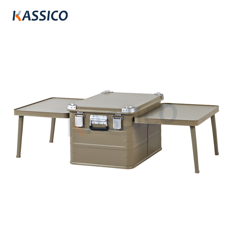 Outdoor camping kookstation met keukendoos en klaptafel