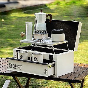 Udendørs beige kaffekassesæt og bordstation
